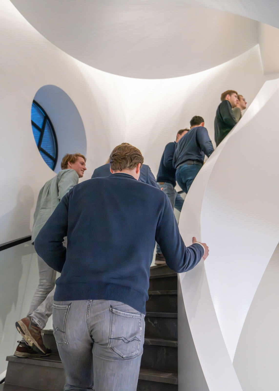 Bedrijf event foto. Foto van jonge mannen die rondlopen door een kantoor in Amsterdam. Fotografie en marketing voor bedrijven in Utrecht, Nederland en omgeving