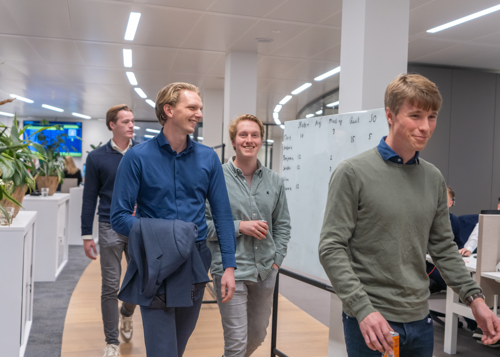 Bedrijf event foto. Foto van jonge mannen die rondlopen door een kantoor in Amsterdam. Fotografie en marketing voor bedrijven in Utrecht, Nederland en omgeving