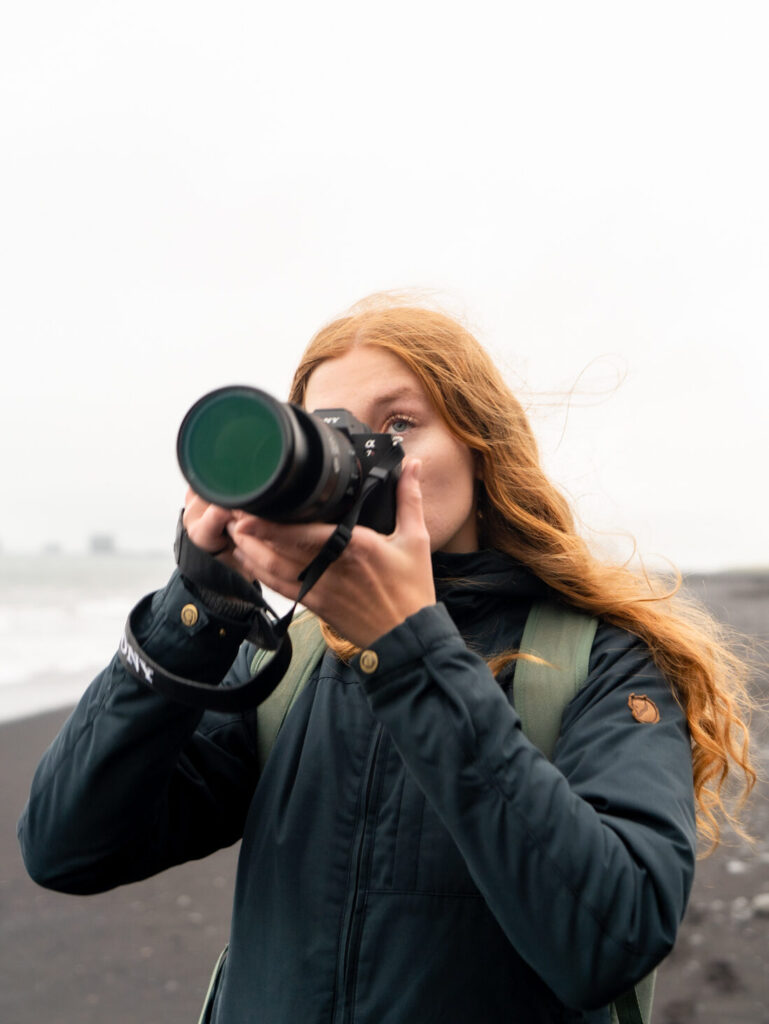 Sanne Molenaar met een camera, foto voor sanne molenaar fotografie Utrecht over mij stuk tekst